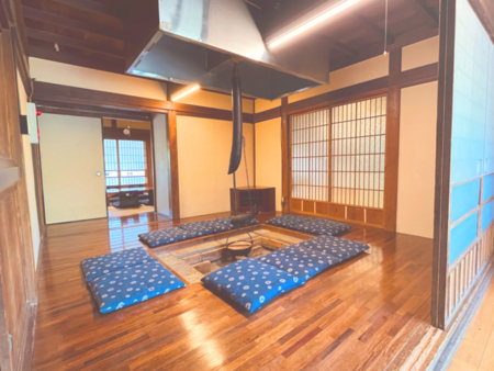 むかし話みたいな茅葺屋根の外観です